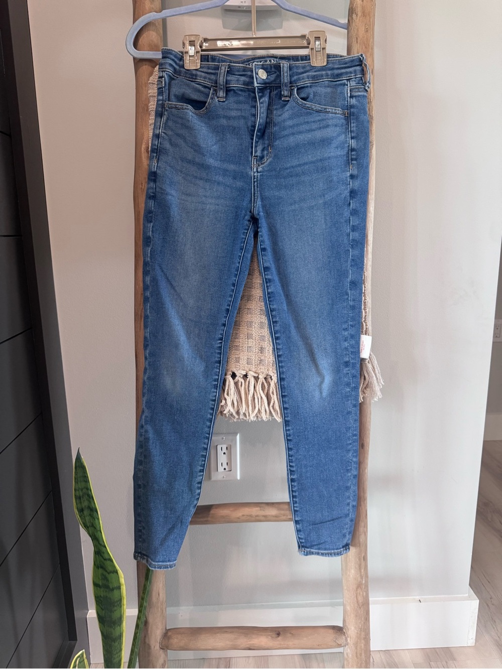 American Eagle Outfitters Skinny Jeans in Medium Blue Wash size 6